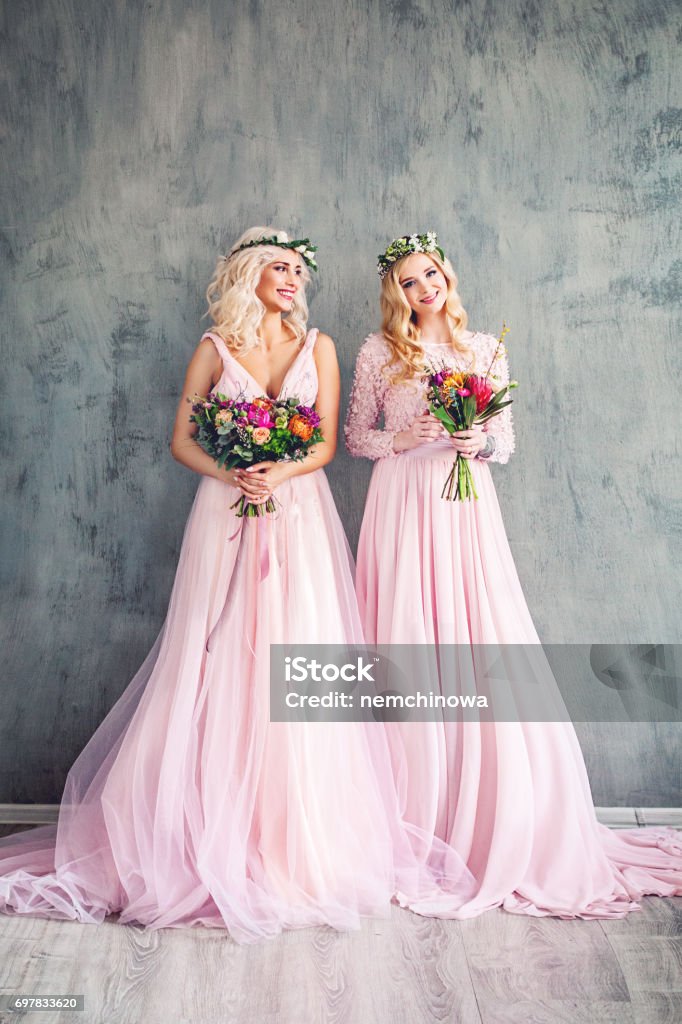 Belleza Rubia Perfecta Moda Modelo Mujer En Vestido Rosa En Gris Fondos De Pantalla De Fondo Chicas Perfectas Y Flores De Verano Foto de stock y más banco de imágenes de Dama Belleza Rubia Perfecta Moda Modelo Mujer En Vestido Rosa En Gris Fondos De Pantalla De Fondo Chicas Perfectas Y Flores De Verano Foto de stock y más banco de imágenes de Dama