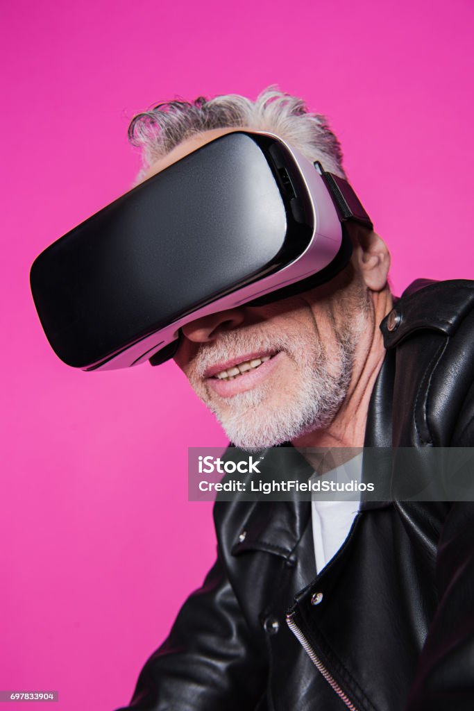 Stilvolle lächelnd senior woman in Lederjacke tragen virtual-Reality-Kopfhörer - Lizenzfrei Aktiver Senior Stock-Foto