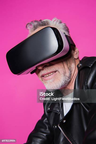 Stilvolle Lächelnd Senior Woman In Lederjacke Tragen Virtualrealitykopfhörer Stockfoto und mehr Bilder von Aktiver Senior