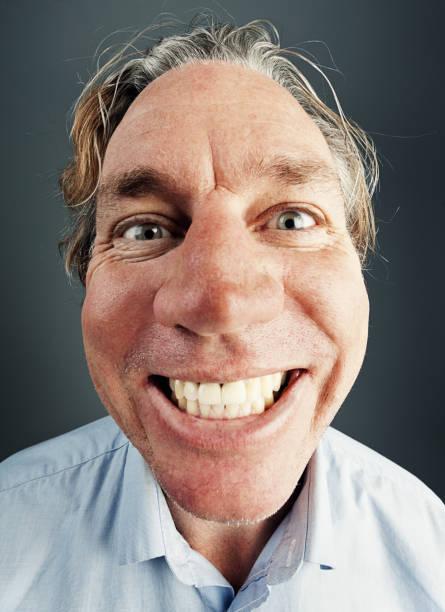 homem feliz dá sorriso radiante, distorcido pela lente olho de peixe - fish eye lens - fotografias e filmes do acervo