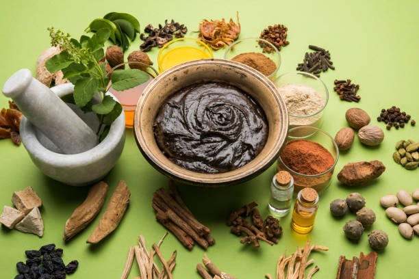 indische ayurvedische nahrungsergänzung genannt chyawanprash / chyavanaprasha ist eine gekochte mischung aus zucker, honig, ghee, indische stachelbeere (amla), marmelade, sesamöl, beeren, kräutern und verschiedenen gewürzen - ayurveda stock-fotos und bilder