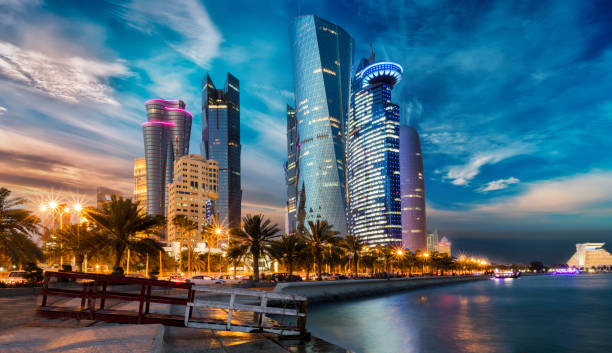 el horizonte del centro de la ciudad de doha después del atardecer, qatar - cornisa fotografías e imágenes de stock
