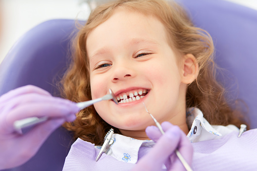 Niña sonriente en el dentista photo