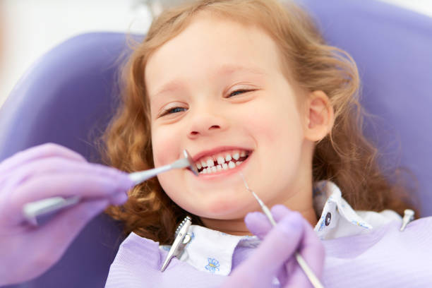 歯科で笑顔の女の子 - child smiling human teeth dental hygiene ストックフォトと画像