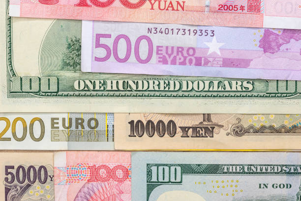 банкноты самых доминирующих стран мира - доллар, евро, юань, иена - currency symbol currency chinese yuan note taiwanese currency стоковые фото и изображения