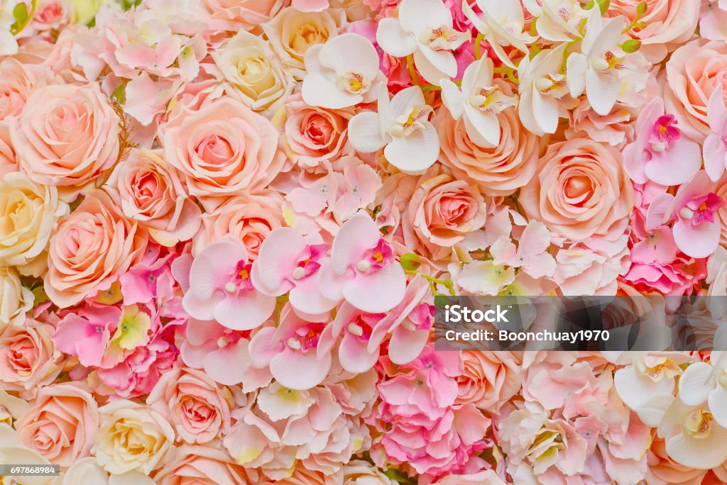 Nep Van Prachtige Roze Rozen En Orchideeën Voor De Bruiloft Decoratie Of Achtergrond Voor Uw Werk Stockfoto en meer beelden van Achtergrond - Thema - iStock