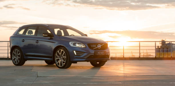 lenkrad des modernen autos volvo xc60 r-design edition - edition stock-fotos und bilder