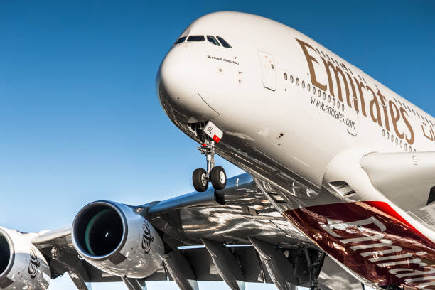 linie lotnicze emirates airbus a380 - emirates airline zdjęcia i obrazy z banku zdjęć