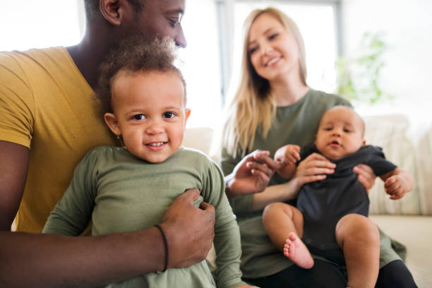 interracial junge familie mit kleinen kindern zu hause. - african ethnicity brother ethnic little boys stock-fotos und bilder
