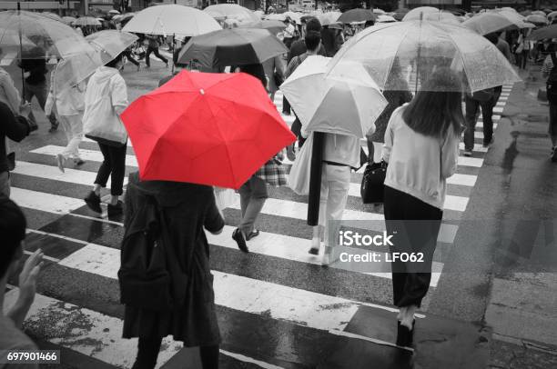 Roter Regenschirm Stockfoto und mehr Bilder von Regenschirm - Regenschirm, Individualität, Menschenmenge