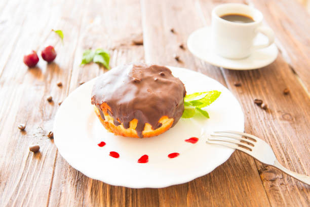 チョコレート ドーナツまたはテーブルにエスプレッソとお団子 - donut caffeine coffee cream ストックフォトと画像