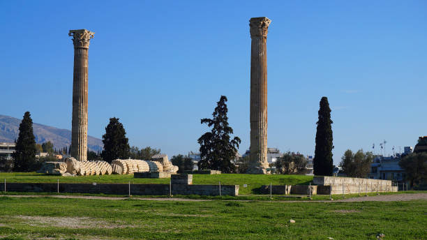 foto do icônicos pilares do templo de oympian zeus em uma manhã de primavera, o centro histórico de atenas, attica, grécia - chinese temple dog - fotografias e filmes do acervo