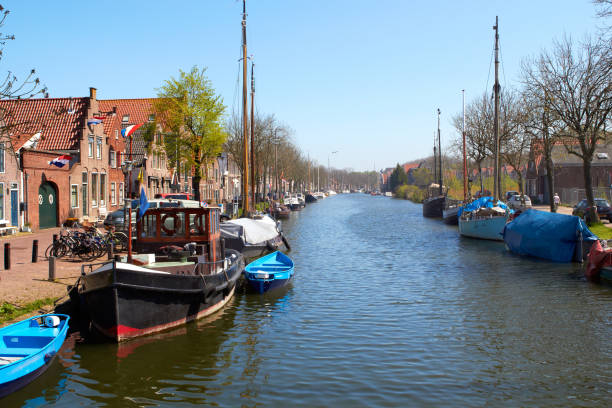 Cтоковое фото Традиционные голландские рыбацкие лодки Botter в небольшой гавани исторической рыбацкой деревни в Нидерландах