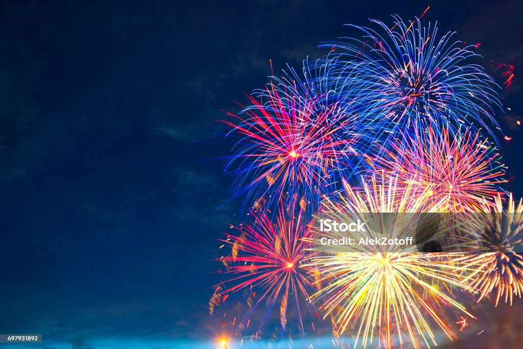 Fogos de artifício de várias cores, explodindo contra um negro - Foto de stock de Fogos de artifício - Evento de entretenimento royalty-free