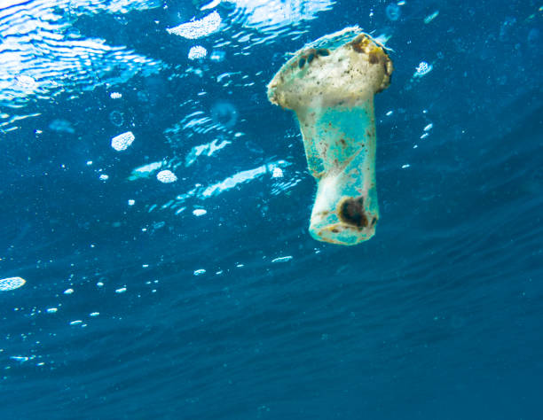 пластиковые загрязнения океана плавучий мусор патч глобальная экологическая проблема - surface level water surface emotional stress water стоковые фото и изображения