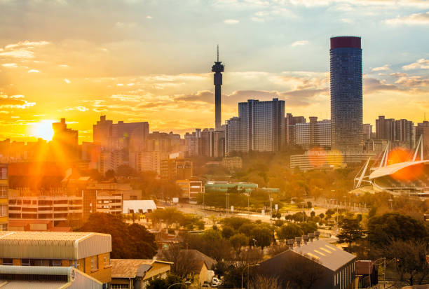 johannesburg wieczorem pejzaż hillbrow - city of sundown zdjęcia i obrazy z banku zdjęć