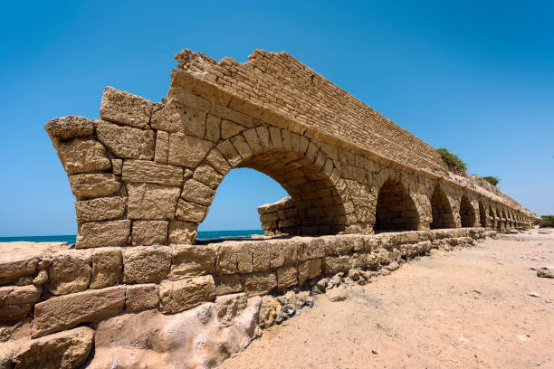 antiguo acueducto romano en ceasarea en la costa del mar mediterráneo, israel - cherchell fotografías e imágenes de stock