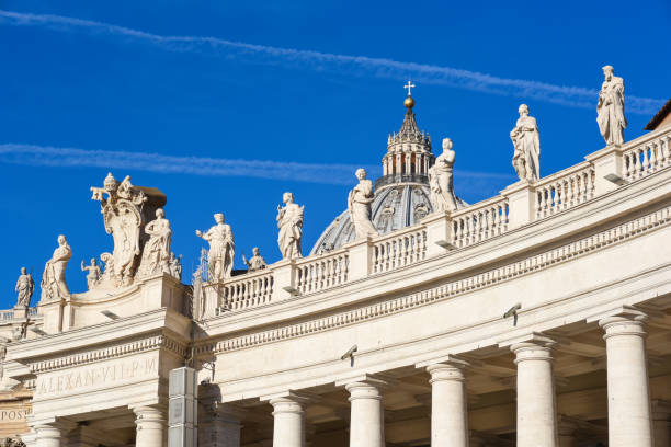 базилика и колоннада площади святого петра - vatican dome michelangelo europe стоковые фото и изображения