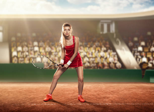 tennista donna in campo con una racchetta da tennis - tennis court tennis racket forehand foto e immagini stock