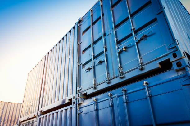 industrial container yard for logistic import export business - recipiente imagens e fotografias de stock