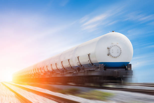 tanques de gas transportados por ferrocarril al atardecer - truck oil industry natural gas action fotografías e imágenes de stock