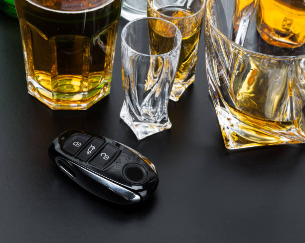 흘리 며 알코올 바에 자동차 키 - drunk driving alcohol key law 뉴스 사진 이미지