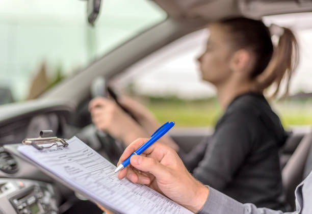 studente autista che si allea con un test di guida - driving test foto e immagini stock