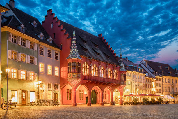 исторический торговый зал в сумерках во фрайбурге - freiburg im breisgau стоковые фото и изображения