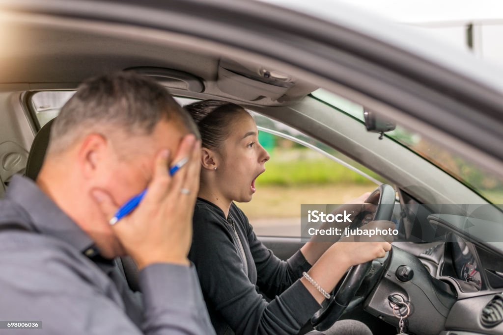 Vater und Tochter im Auto reagieren zu einem Absturz - Lizenzfrei Fahrprüfung Stock-Foto