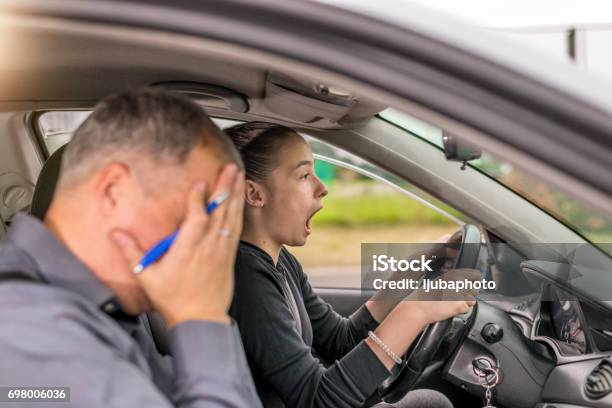 Vater Und Tochter Im Auto Reagieren Zu Einem Absturz Stockfoto und mehr Bilder von Fahrprüfung