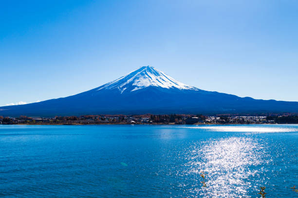 montagna che rappresenta il giappone, monte fuji - lago kawaguchi foto e immagini stock