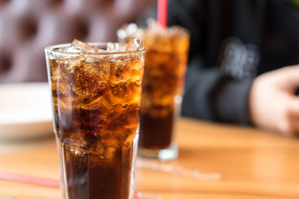 frisdrank op houten tafel en mannen zitten - alcoholvrije drank stockfoto's en -beelden