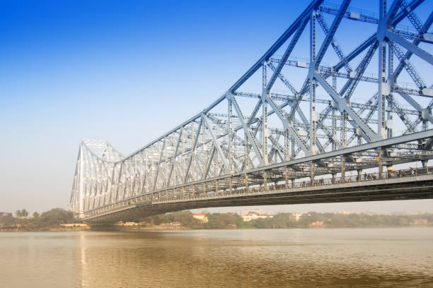 フーグリ川川、コルカタ、インドにハウラー橋 - suspension bridge 写真 ストックフォトと画像