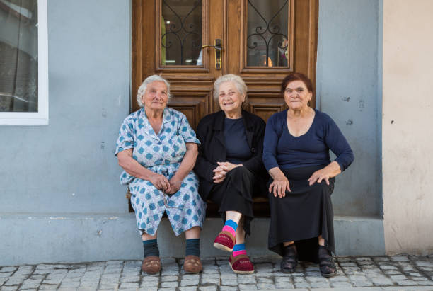 路上に座って 3 つの古いジョージ王朝女性 - friends television show ストックフォトと画像