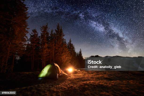 Nacht Camping Beleuchtete Zelt Und Lagerfeuer In Der Nähe Von Wald Unter Schönen Nachthimmel Voller Sterne Und Die Milchstraße Stockfoto und mehr Bilder von Camping