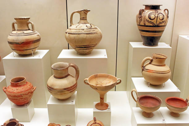 amphores en grèce - amphora ancient past greece photos et images de collection