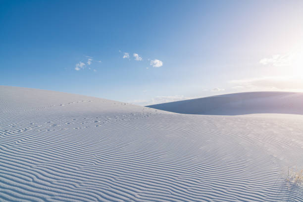 white sand dunes white sands national monument new mexico - white sands national monument imagens e fotografias de stock