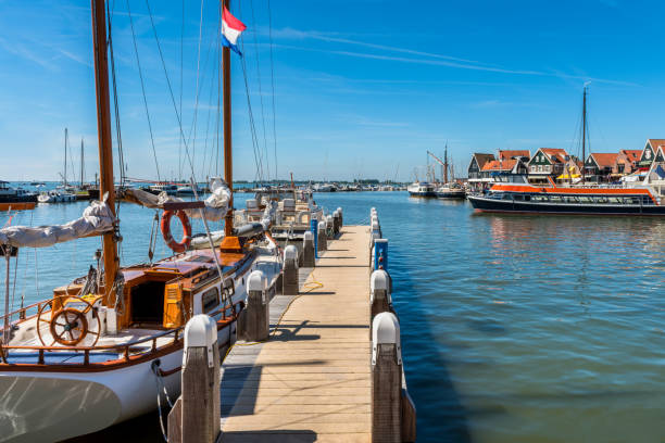 marina em volendam-holanda - marina lake nautical vessel water - fotografias e filmes do acervo