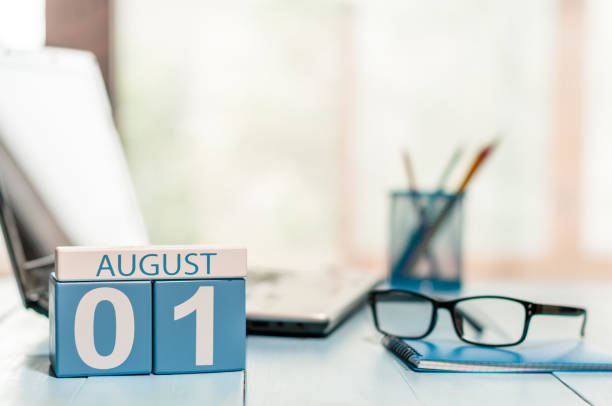 1 de agosto. día del mes 1 color madera calendario en el fondo del lugar de trabajo de negocios. horario de verano. espacio vacío para el texto - bienvenido agosto fotografías e imágenes de stock