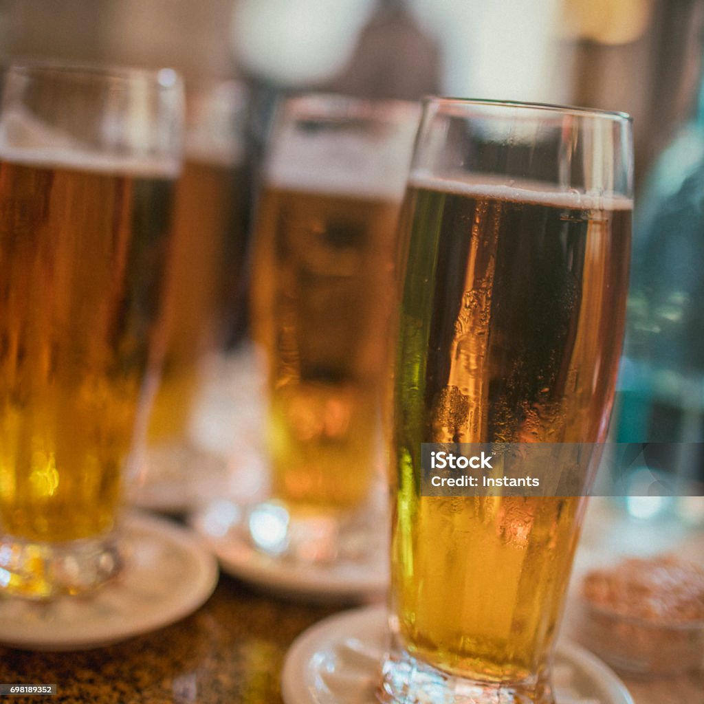 Quatro copos de cerveja pilsner em uma tabela, como tiro em Praga. - Foto de stock de Bar royalty-free