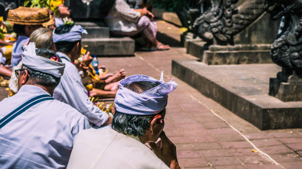 preghiera balinese in cerimonia al tempio pura goa lawah, bali, indonesia - pura goa lawah foto e immagini stock
