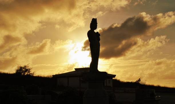 silhueta de uma estátua no pôr do sol, cliff banzai, saipan - saipan - fotografias e filmes do acervo