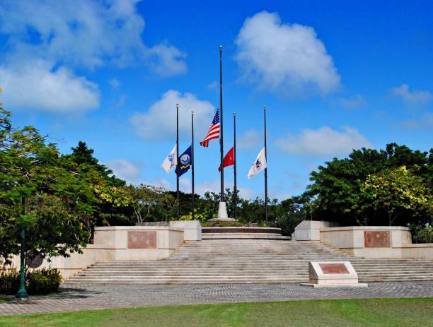 cour d’honneur avec drapeaux à moitié personnel, saipan - îles mariannes du nord photos et images de collection