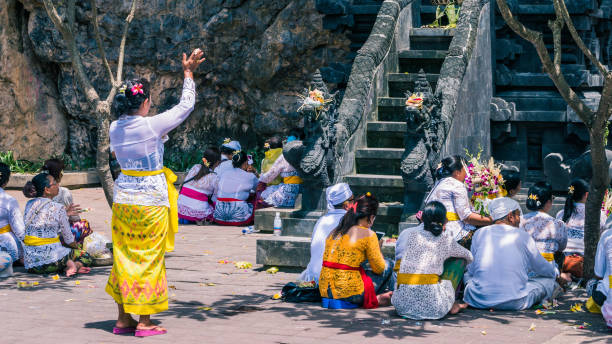balijski modląc się na ceremonii w świątyni pura goa lawah, bali, indonezja - pura goa lawah zdjęcia i obrazy z banku zdjęć