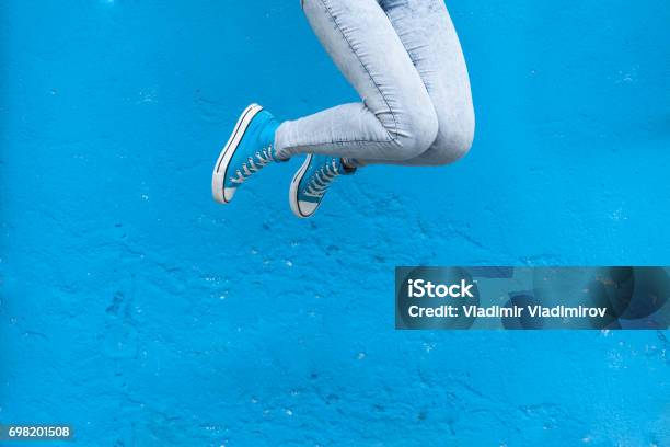 Piernas De La Mujer En Azul Foto de stock y más banco de imágenes de Saltar - Actividad física - Saltar - Actividad física, Azul, Fondos