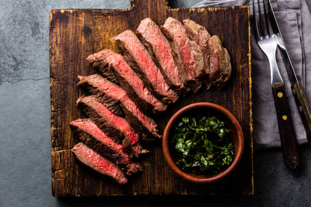 mediun raro bife na tábua de madeira. vista superior - rib eye steak beef cutting board meat - fotografias e filmes do acervo