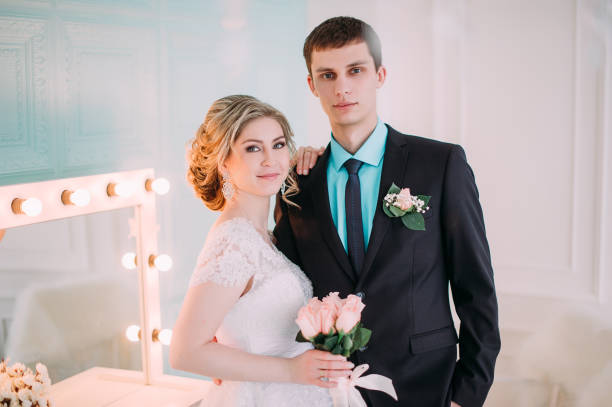 szczęśliwa para. ślubna sesja zdjęciowa w białym studio z pocałunkami wystroju ślubnym, uściskami - couple indoors studio shot horizontal zdjęcia i obrazy z banku zdjęć