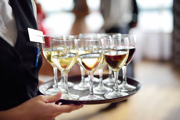 официантка с блюдом из шампанского и бокалами для вина - restaurant dinner waitress dining стоковые фото и изображения