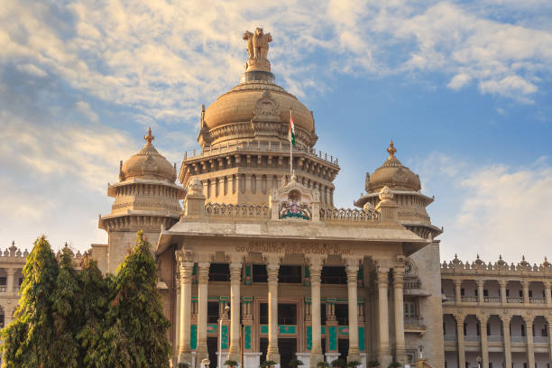 vidhana soudha el edificio de la legislatura del estado de bangalore, bangalore, india - bangalore fotografías e imágenes de stock