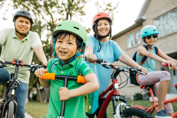 Family holidays Family with bikes happy filipino family stock pictures, royalty-free photos & images